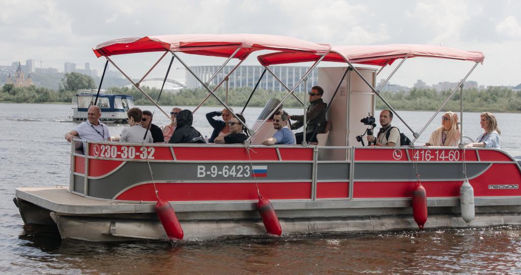 Клуб Привилегий Jetour провел водную прогулку на сапах по Волге